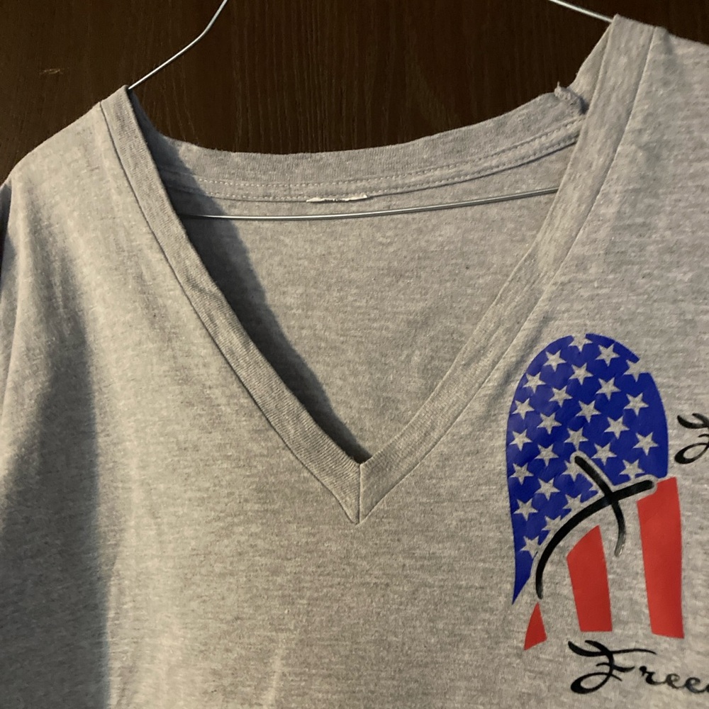 Gray V-Neck T-Shirt with American Flag Design Medium - Picture 2 of 5